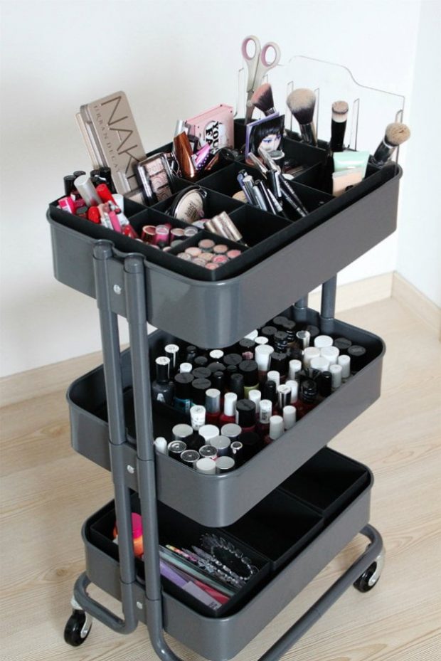 Make-Up Aufbewahrung, die Sinn macht: IKEA Raksog als Beauty-Station (Image credit: Who is Mocca)