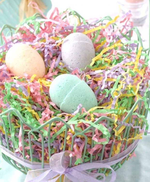 Shit to Make: 7 Bastelideen für Ostern 6 Easter Egg Bath Bombs von Lydi Out Loud (Hey Pretty Bastelideen für Ostern von Pinterest)