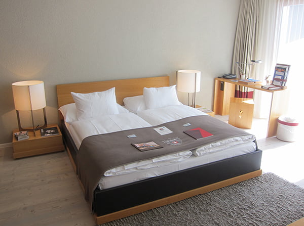 Schweizerhof Lenzerheide, Hotelzimmer – Image Copyright: Hey Pretty Beauty Blog