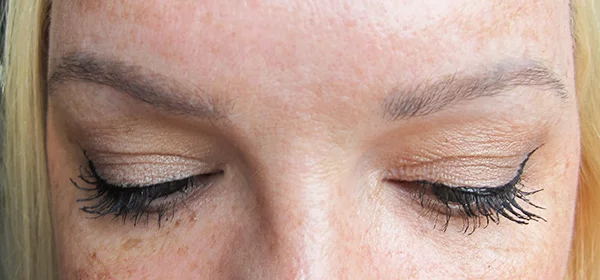 So sehen meine Augenbrauen mehr als 2 Jahre nach dem Microblading aus (Hey Pretty Beauty Blog Review)