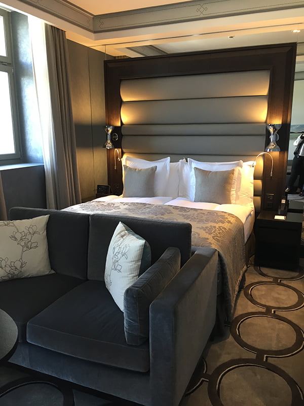 Spa Review: Hotel Royal Savoy Lausanne 2 Spa Review Hotel Royal Savoy Lausanne – Zimmer, Copyright: Hey Pretty