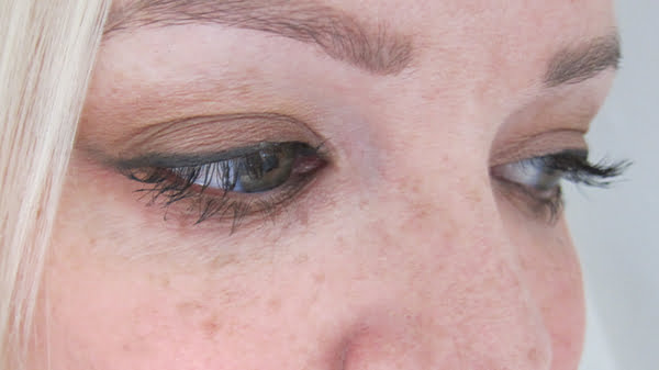 Lily Lolo Mineral Makeup Erfahrungsbericht, Image by Hey Pretty Beauty Blog