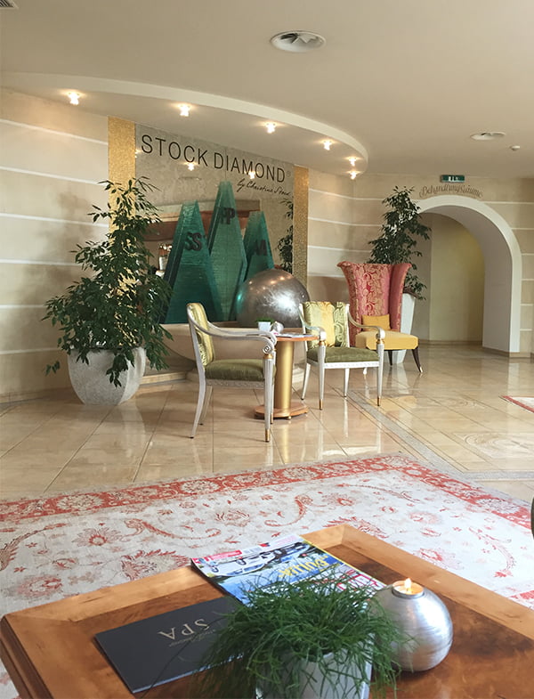 Spa Review STOCK resort, Wellness-Empfang, Image by Hey Pretty Beauty Blog