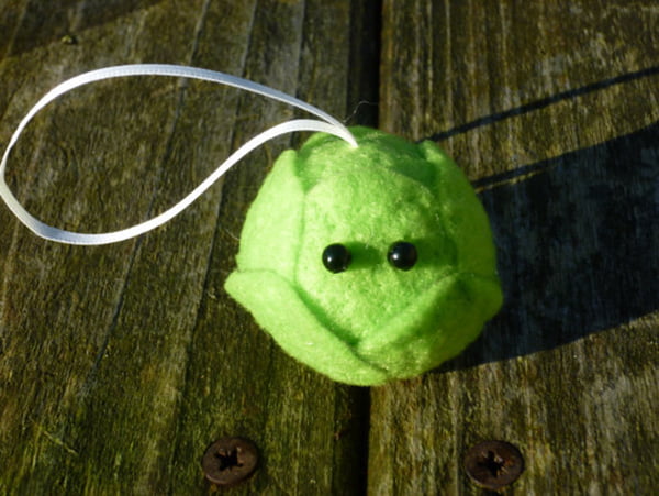 Deko-Flash: Weird and Wonderful Weihnachtsschmuck 13 Brussel Sprout Christmas Bauble (Sarah Jane Coleby, Etsy)