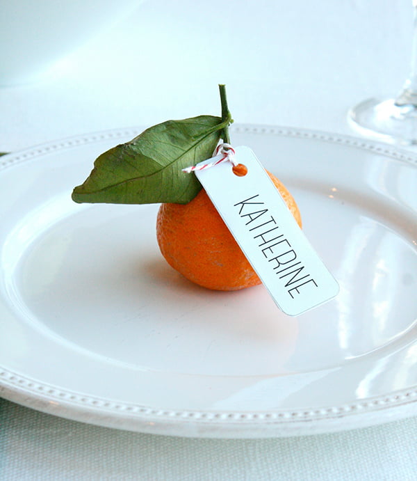 Xmas Tischdeko, Tischkarte mit Mandarine – Bild-Copyright: Erin Phraner (via Good Housekeeping)