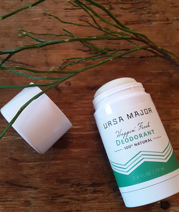 Schmöckt nach Bio: Vier natürliche Deodorants im Härtetest 4 Ursa Major Hoppin' Fresh Deodorant (Natürliche Deos ohne Aluminiumsalze)
