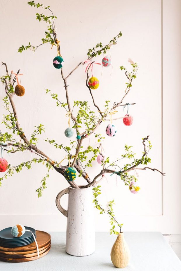 Bastel-Ideen für Ostern: Eier Pom Poms am Zweig von The House That Lars Built (Hey Pretty Roundup der schönsten DIY-Ideen fürs Osterfest)