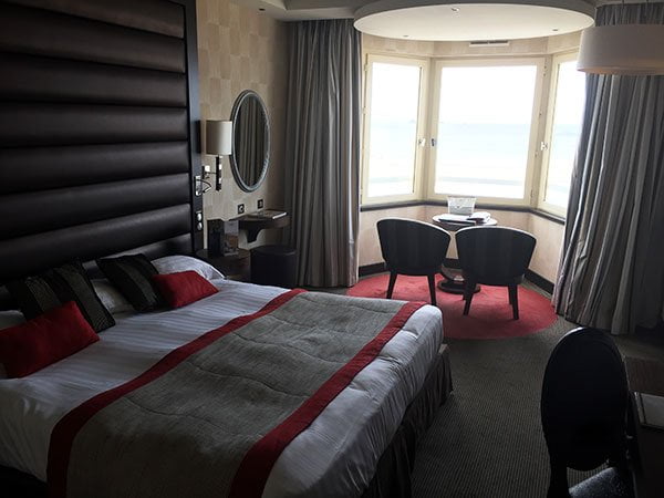 Hey Pretty Travels: Les Thermes Marins de Saint-Malo 5 Grand Hôtel des Thermes Saint-Malo: Hotelzimmer mit Meerblick (Hey Pretty)