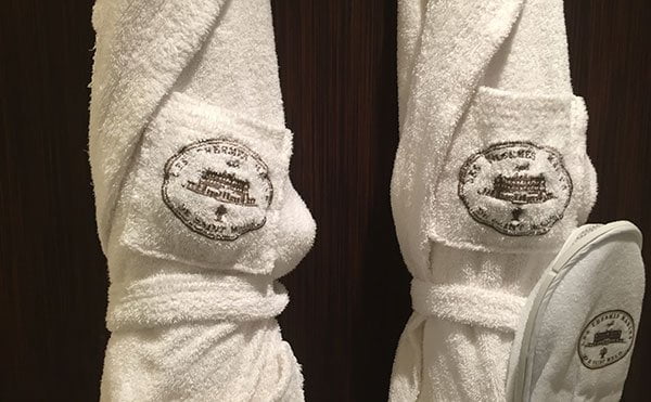 Hey Pretty Travels: Les Thermes Marins de Saint-Malo 9 Grand Hôtel des Thermes Saint-Malo: Hotelzimmer mit Meerblick (Hey Pretty)