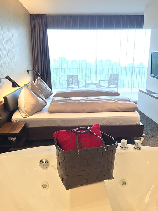 Spa Review: Wellnesshotel Golf Panorama Lipperswil 7 Golfpanorama Hotel Lipperswil, Junior Suite mit Badewanne (Image by Hey Pretty)