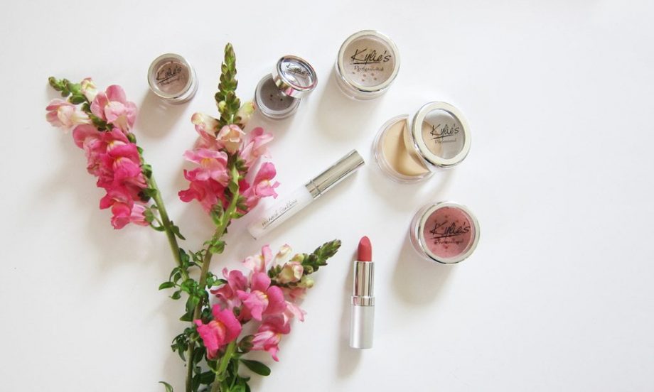 Naturkosmetik für Profis: Kylie’s Professional Kylie's Professional Mineral Goddess Make-up Review and Swatches by Hey Pretty