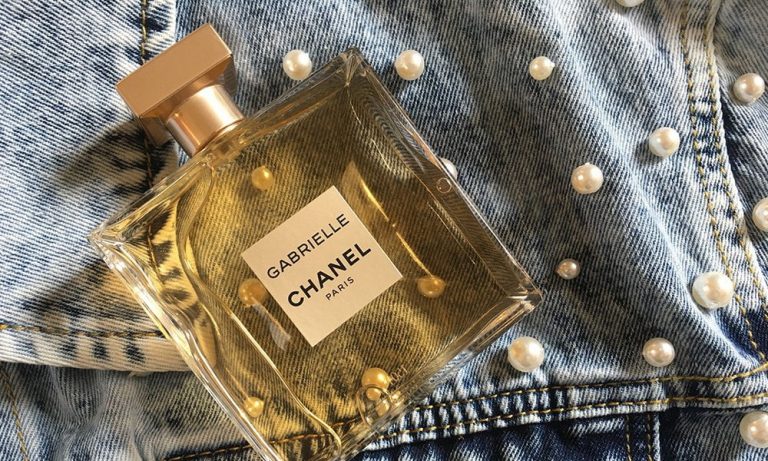 Gabrielle Chanel: Ein Instant-Parfumklassiker Gabrielle CHANEL Eau de Parfum Review (Image Credit: Hey Pretty)