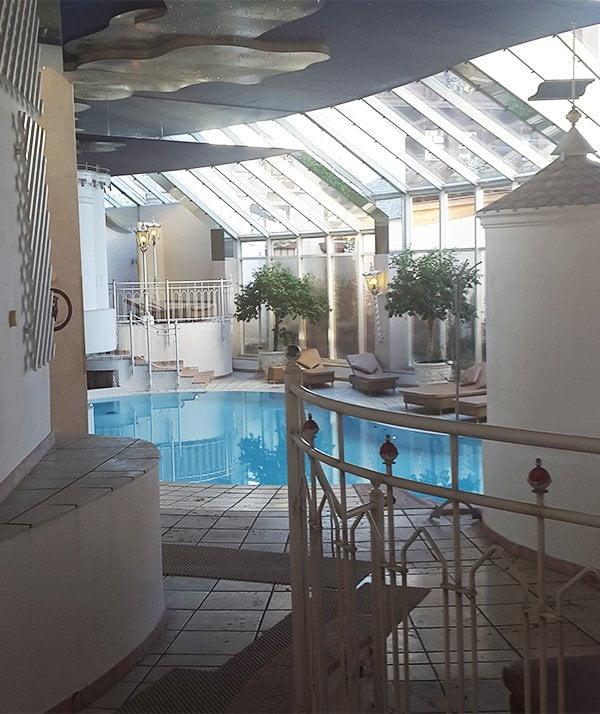 Innenpool des Posthotel Achenkirch im Tirol (Wellness und Spa Review auf Hey Pretty)