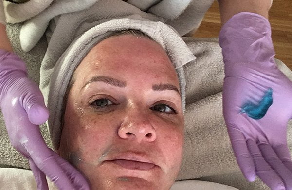 Fire & Ice Facial von iS Clinical (Start Ice-Phase) bei Skintherapist Zürich, Image und Review von Hey Pretty