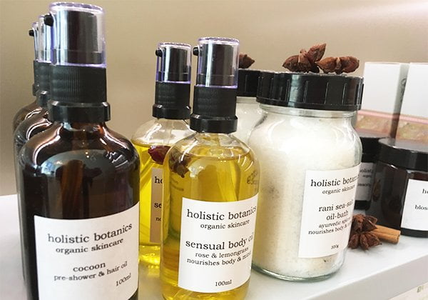 Skintherapist Zürich: Produkte von Holistic Botanics (Image and Review by Hey Pretty)