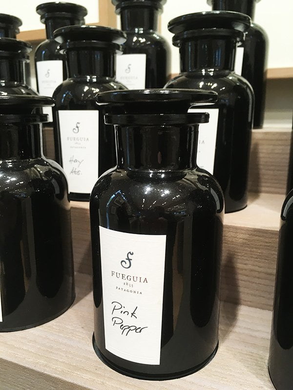Shop Love: Spitzenhaus Parfumerie in Zürich 10 Detailbild Fueguia 1833 Counter im Spitzenhaus Zürich (Image by Hey Pretty)
