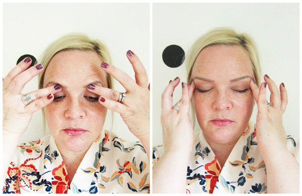 Aufweckende Augenmassage mit bepure: Step 4 – Am Brauenansatz sanften Druck ausüben (Tutorial auf Hey Pretty)