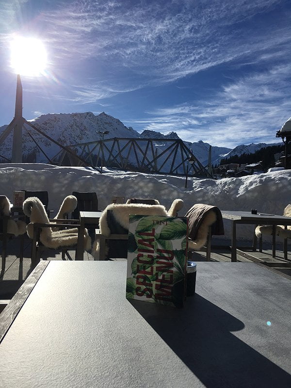 Spa Review: Tschuggen Grand Hotel und Valsana Hotel Arosa 30 Review Valsana Hotel Arosa: Sonnenterrasse im Winter (Image by Hey Pretty)