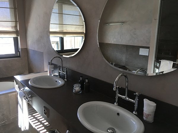 Spa Review: Tschuggen Grand Hotel und Valsana Hotel Arosa 39 Badezimmer einer Corner Junior Suite im Valsana Hotel Arosa (Erfahrungsbericht auf Hey Pretty)