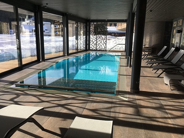 Pool im Valsana Hotel Arosa (Image by Hey Pretty)