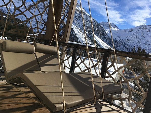 Schaukel auf Balkon im Spa – Valsana Hotel Arosa (Image by Hey Pretty) Schaukel auf Balkon im Spa – Valsana Hotel Arosa (Image by Hey Pretty)