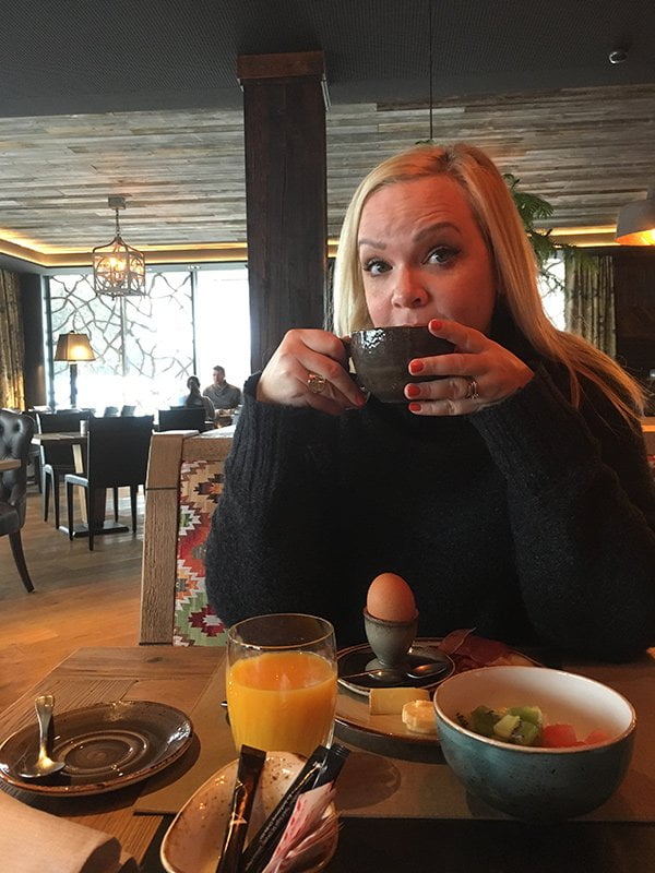 Spa Review: Tschuggen Grand Hotel und Valsana Hotel Arosa 42 Hey Pretty Spa Review: Valsana Hotel Arosa, Steffi beim Frühstück