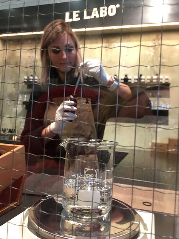 Frisch angerührt: Jeder der 16 Le Labo Parfums wird vor Ort frisch angemischt (Image and Review by Hey Pretty)