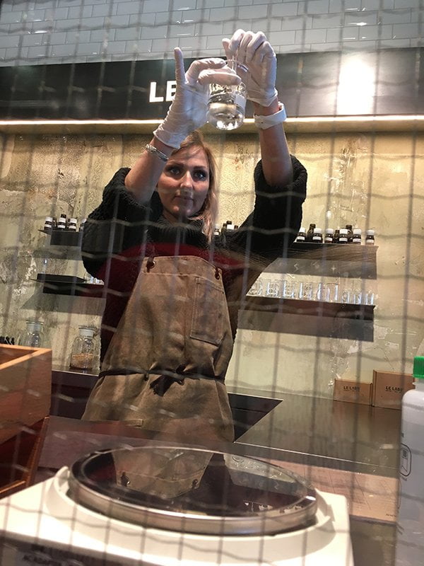 Frisch angerührt: Jeder der 16 Le Labo Parfums wird vor Ort frisch angemischt (Image and Review by Hey Pretty)