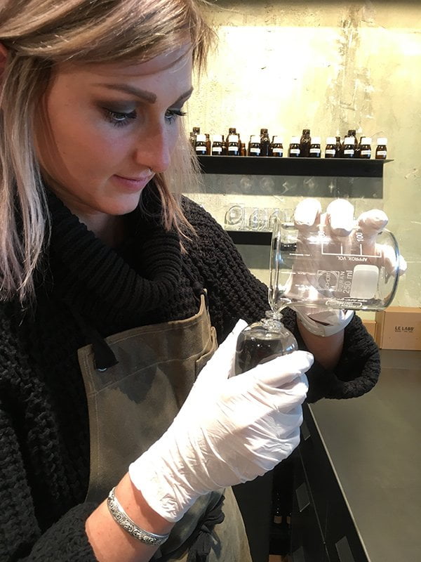 Frisch angerührt: Jeder der 16 Le Labo Parfums wird vor Ort frisch angemischt (Image and Review by Hey Pretty)