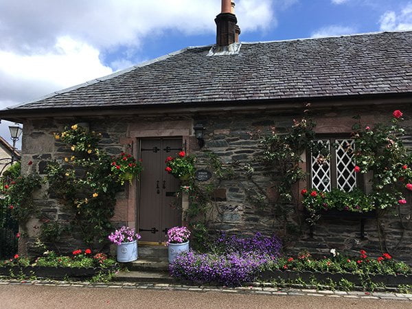 Ein hübsches Cottage in Luss am Loch Lomond (Hey Pretty Travels), Edinburgh-Tagesausflug