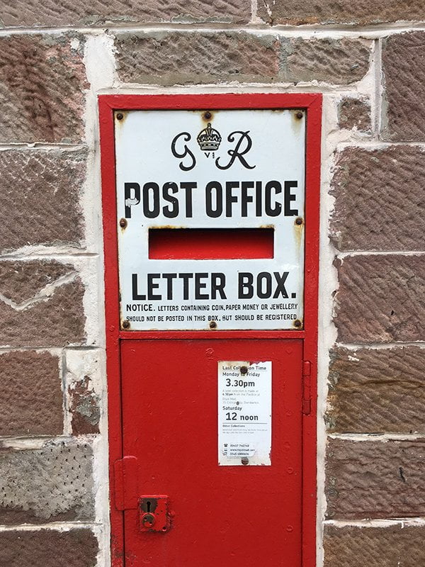 Post Box in Luss am Loch Lomond (Hey Pretty)