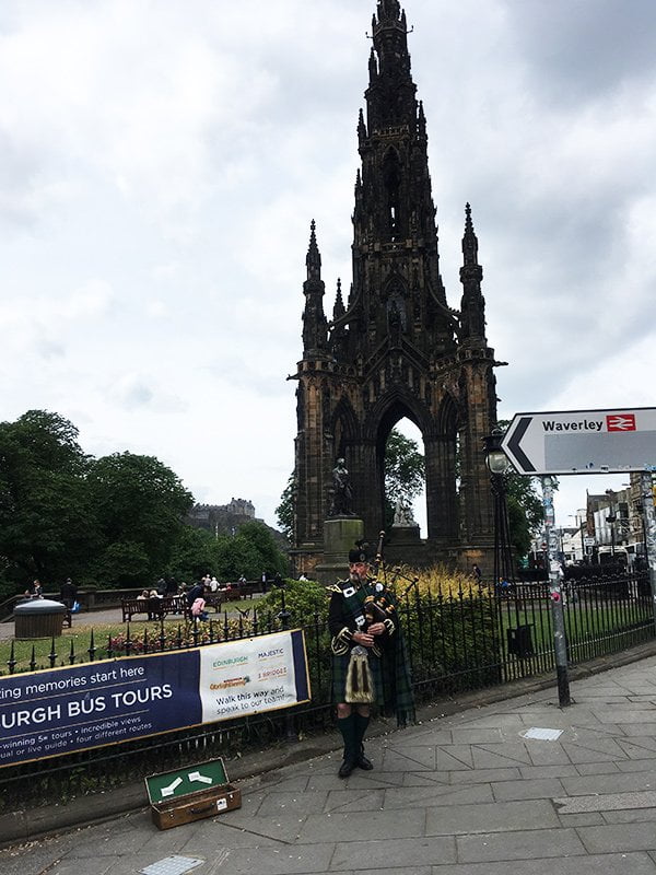 Edinburgh Old Town mit Dudelsackspieler (Hey Pretty Travels)