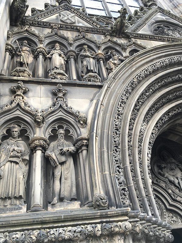 Edinburgh, St. Giles Cathedral Detailbild (Travel with Hey Pretty)