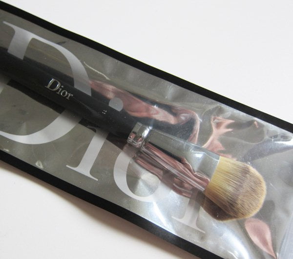 Komm' mit auf Entdeckungstour mit Dior Backstage 19 Dior Backstage Make-Up-Pinsel – Light Coverage Fluid Foundation Brush No. 11 (Hey Pretty Beauty Blog)