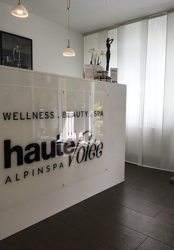 Alpinspa hautevolée im Vitalhotel Sonneck Bad Wörishofen: Eingangsbereich Spa (Hey Pretty)