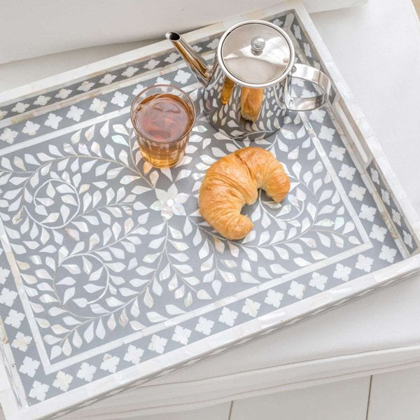 Interior Flash aus Ibiza: So e bitz Natur-Boho 3 Bone Inlay und Perlmutt-Tablett in Grau/Weiss von Soulbirdee (Boho Style: Ibiza Deko Inspiration auf Hey Pretty)