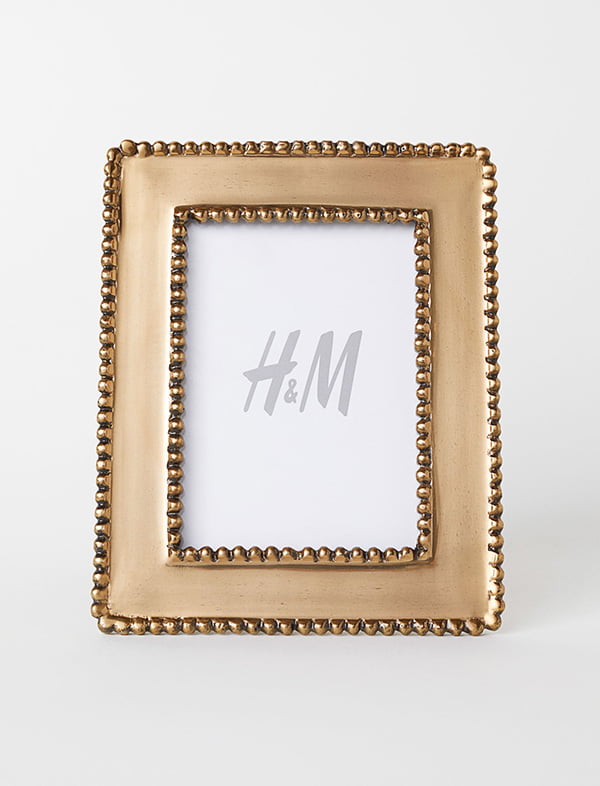 Interior Flash: Samt und Plüsch und Winter-Glam 8 H&M Home goldener Bilderrahmen mit Nieten (Hey Pretty Winter-Glamour Wohnideen 2018)