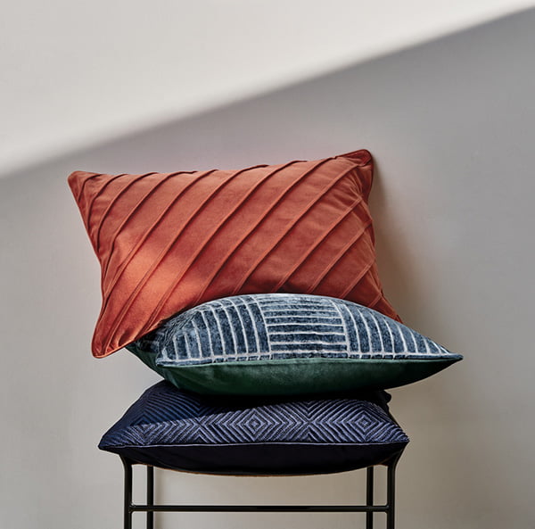 Interior Flash: Samt und Plüsch und Winter-Glam 14 Samt-Kissenhüllen von H&M Home (Winter 2018), Glamouröse Wohnideen auf Hey Pretty
