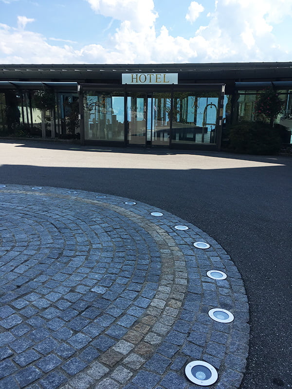 Spa Review auf Hey Pretty: Eingang des Le Mirador Resort & Spa in Mont-Pelerin 