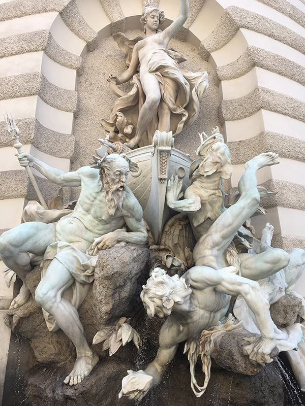 Die perfekte Städtereise-for-One: Hey Pretty alleine in Wien – Die Macht zur See Brunnen an der Hofburg