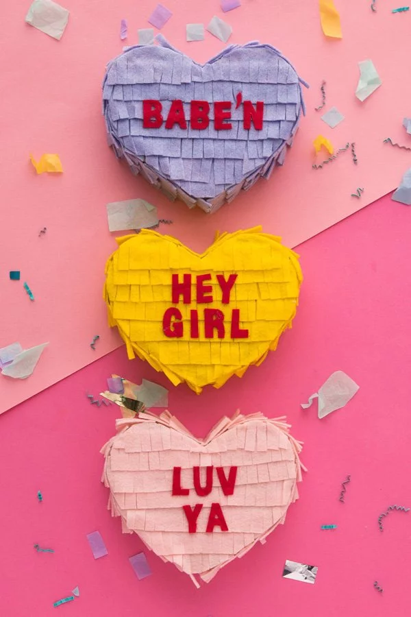 10 herzige DIY-Projekte zum Valentinstag auf Hey Pretty: Convo Heart Pinata Container von Brit+Co
