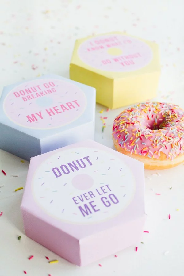 Free Printable Valentine's Day Donut Boxes von Bespoke Bride (Hey Pretty's herzige DIY-Ideen zum Valentinstag, sourced on Pinterest)
