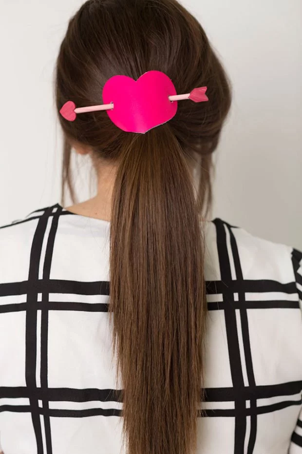 DIY-Geschenke für den Valentinstag: Herz-Haarschmuck von The House That Lars Built (Hey Pretty Roundup)