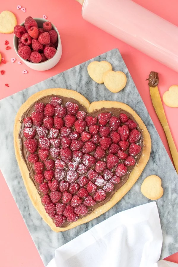 Nutella Pizza Herz zum Valentinstag: Herzige DIY Ideen auf Hey Pretty Beauty Blog (Bild von Sarah Hearts)