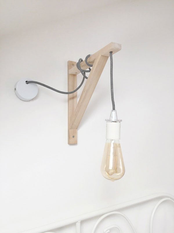 DIY Wall Lamp with hanging Lightbulb von That Scandinavian Feeling Blog (Hey Pretty Deko Flash)