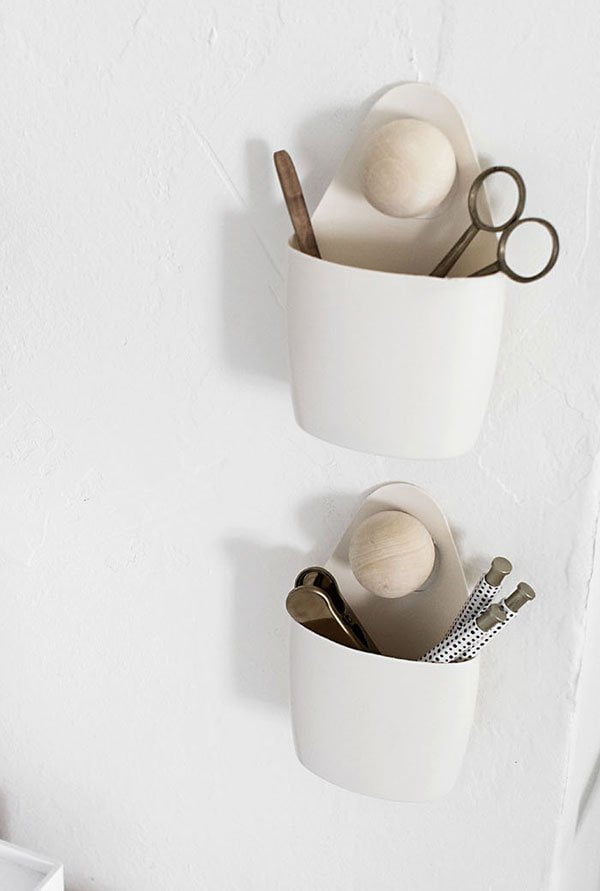 Closeup DIY Hanging Wall Organizers auf Homey oh My (Hey Pretty Nordic Style on a Budget – Coole Tipps zum Einrichten)