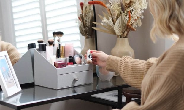 Klevere Make-Up-Aufbewahrungstipps auf Hey Pretty (Image credit: Stackers)