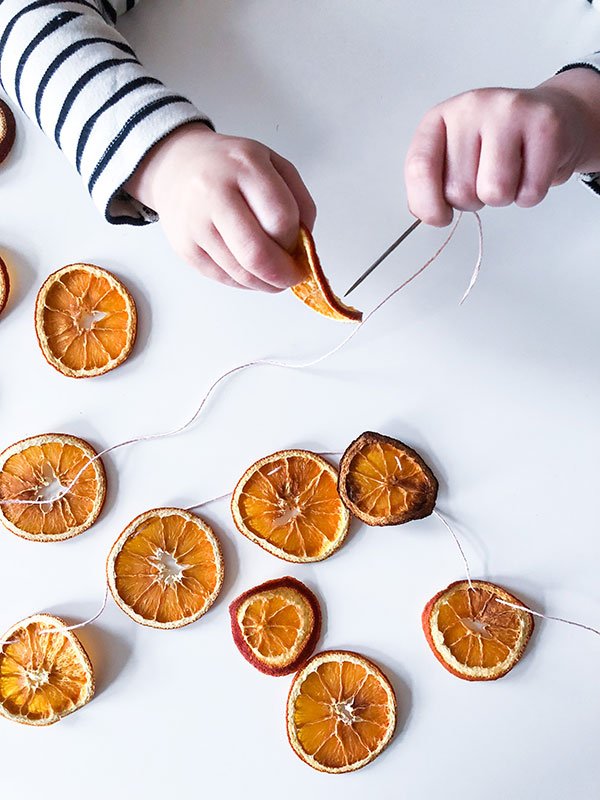 DIY Girlande aus getrockneten Orangenscheiben von Pink-e-Pank (Hey Pretty Dekoideen für Weihnachten)