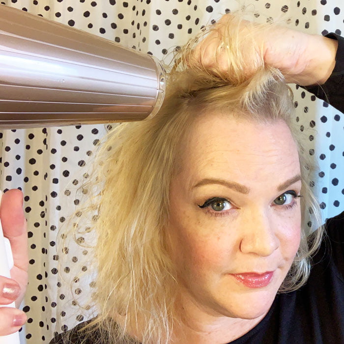 Mini-Tutorial für Big Volume: So zauberst du schnell Volumen ins Haar – mit Schaumfestiger, Haartrockner und Rundbürste (Hey Pretty Beauty Blog)