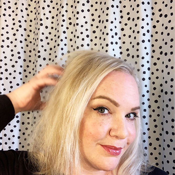Power-Volumen für feines Haar mit Haarföhn, Schaumfestiger und Rundbürste: Das Hey Pretty Tutorial